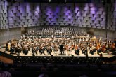 Eurogress Aachen Klassisches Konzert im Eurogress. Bühne voller Musiker*innen mit Dirigent*in im Vordergrund.