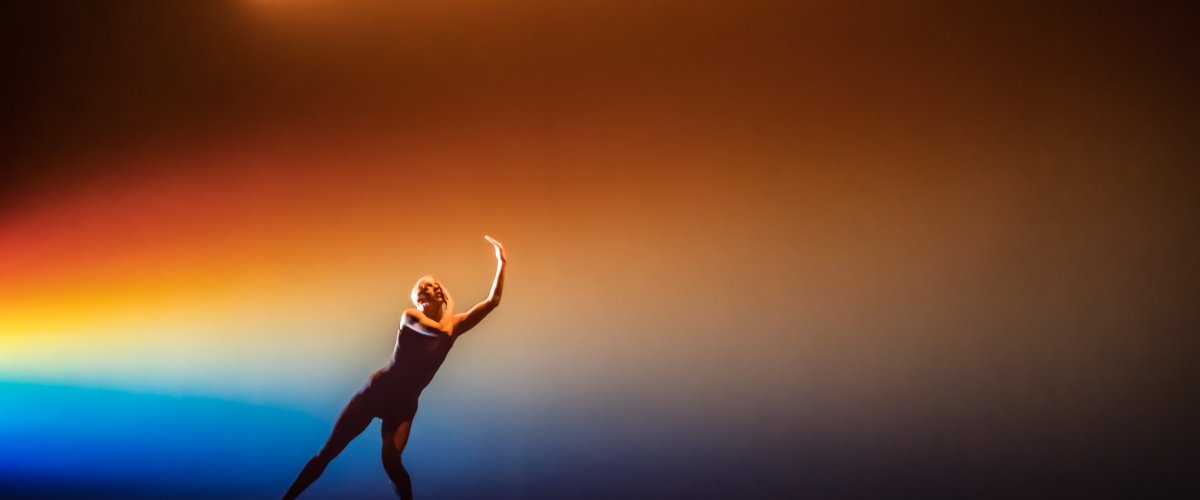 OVERFLOW by Whitley Person tanzt auf einer Bühne.