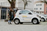 Elektromobilität Eine Frau lädt ein E-Auto der Aachener Flotte auf.