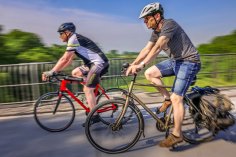 Zwei Fahrradfahrer fahren schnell vorbei.