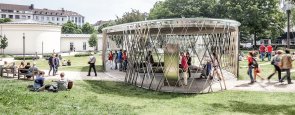 Archäologie Die Archäologische Vitrine im Elisengarten mit vielen Besucher*innen.