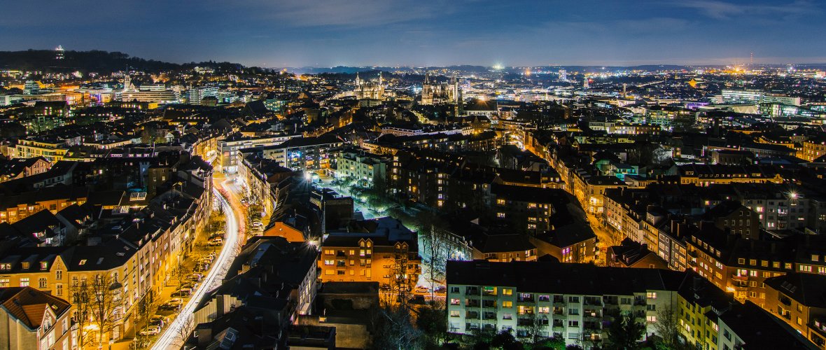 Schöne Nachtaufnahme von Aachen mit glitzernden Lichtern aus Richtung der Jakobkirche.