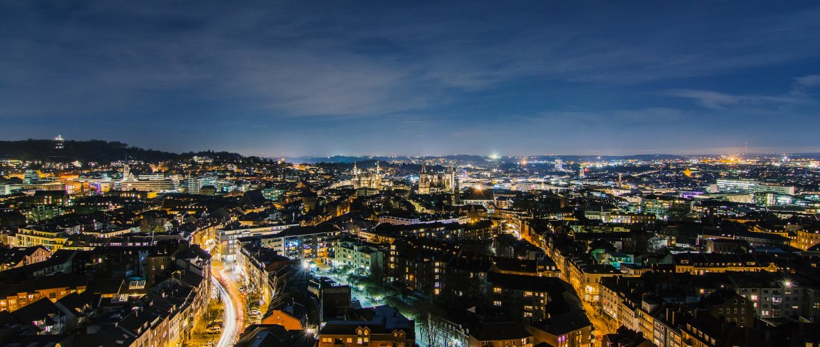 Schöne Nachtaufnahme von Aachen mit glitzernden Lichtern aus Richtung der Jakobkirche.
