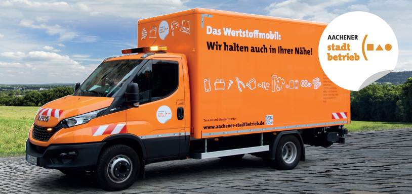 Wertstoffmobil Das orangene Wertstoffmobill des Stadtbetriebs fährt vorbei.