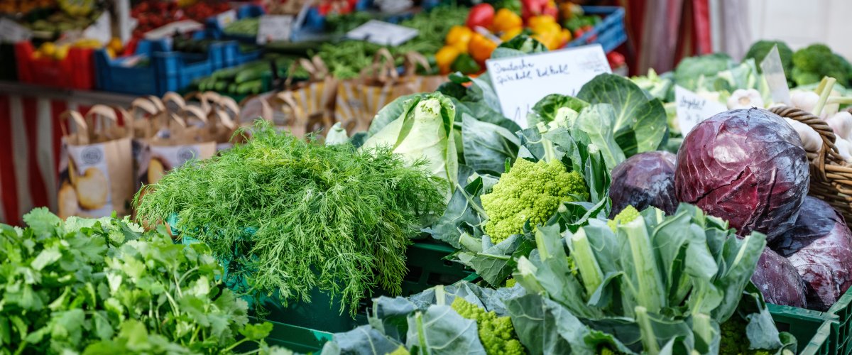 Wochenmarkt Mitte Ein Gemüsestand des Aachener Wochenmarkts am Elisenbrunnen.