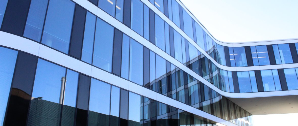 Eine perspektivische Aufnahme eines RWTH-Gebäudes mit fast spiegelnden Fensterscheiben.