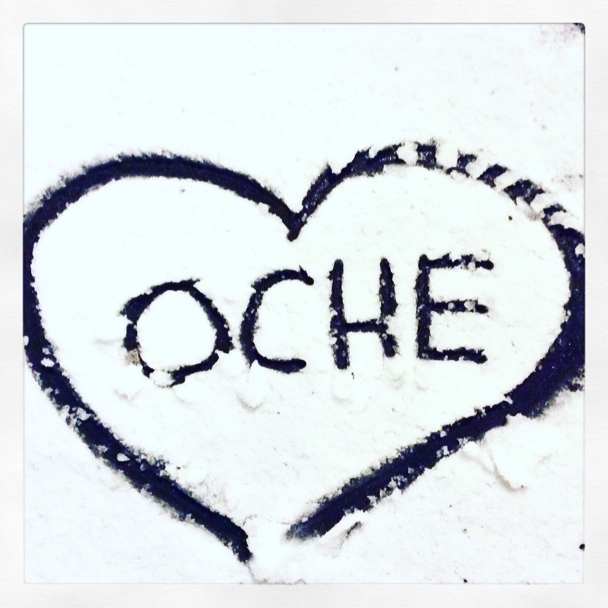 Ein in den Schnee gemaltes Herz mit dem Wort Oche in der Mitte.