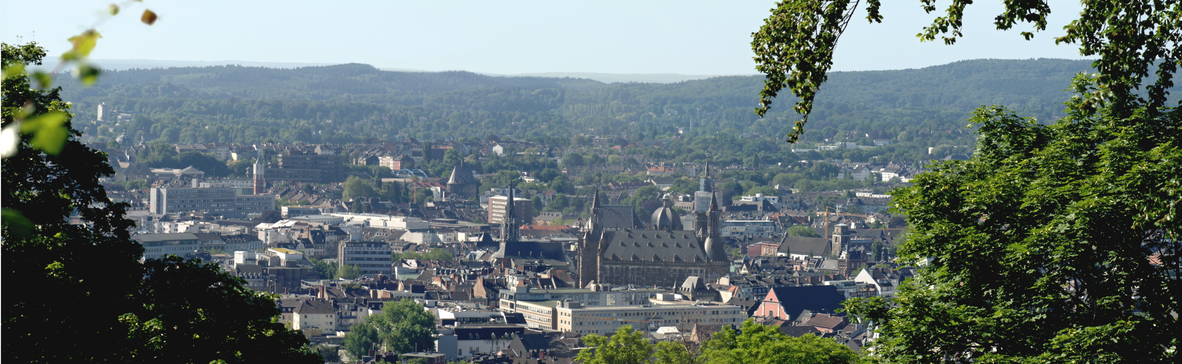 Blick über Aachen vom Aussichtspunkt auf dem Lousberg im Sommer.
