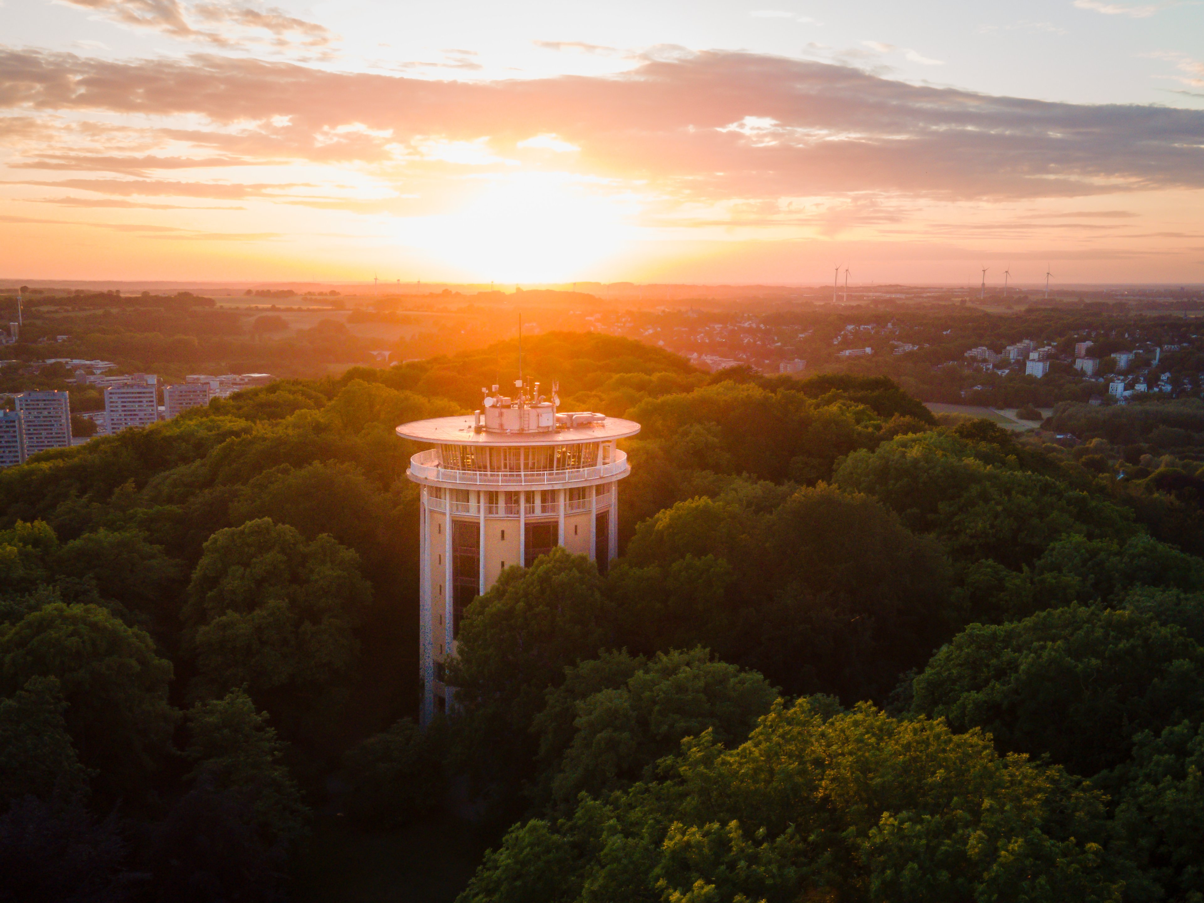 Luftaufnahme: Der Drehturm auf dem Lousberg im Sonnenuntergang.