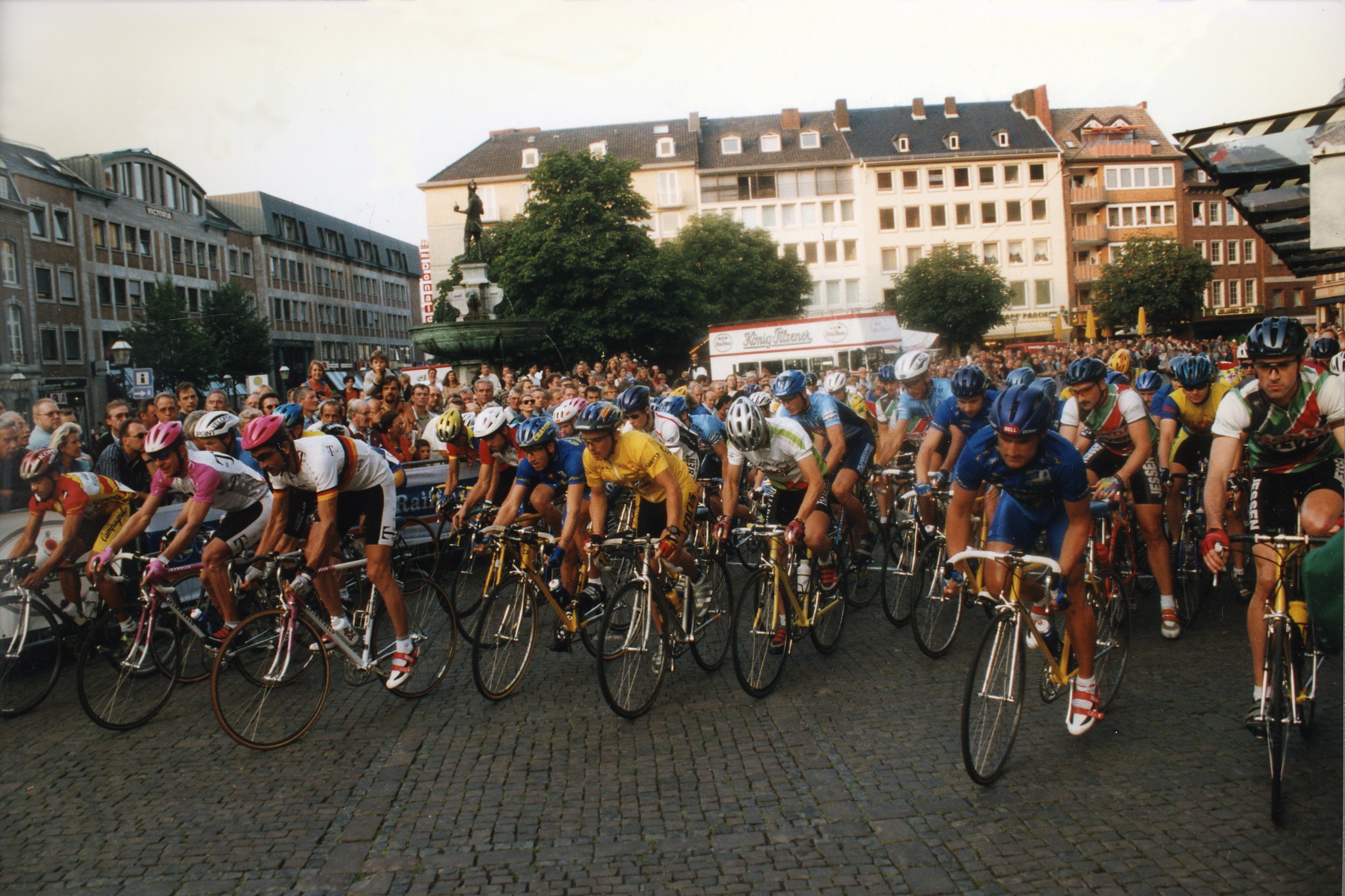Radrennfahrer auf dem Aachener Markt im Mitten von Zuschauermassen.