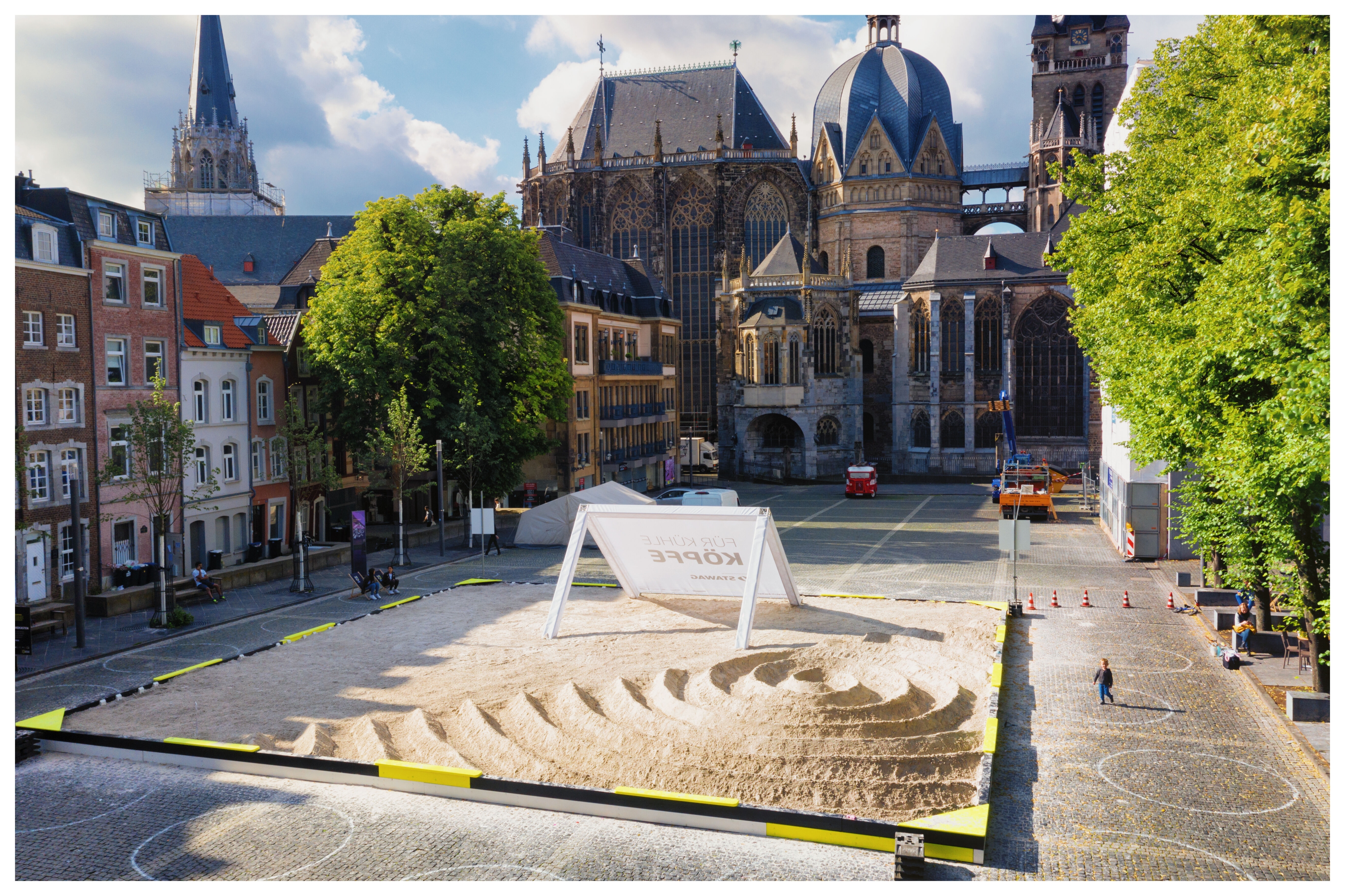 Draufsicht: Der archimedische Sandkasten auf dem Katschhof in der Morgensonne. Im Hintergrund der Dom.