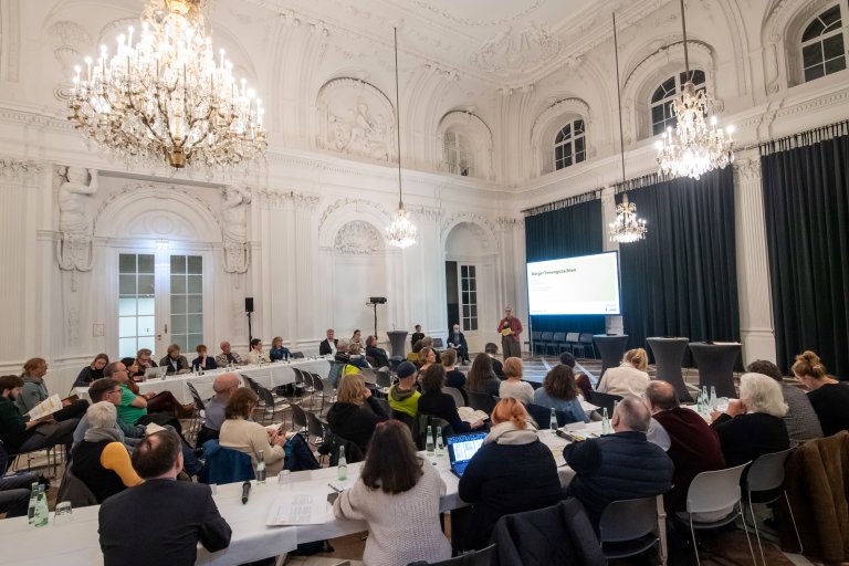 Oberbürgermeisterin Sibylle Keupen eröffnete die Sitzung im alten Ballsaal mit einem Grußwort.