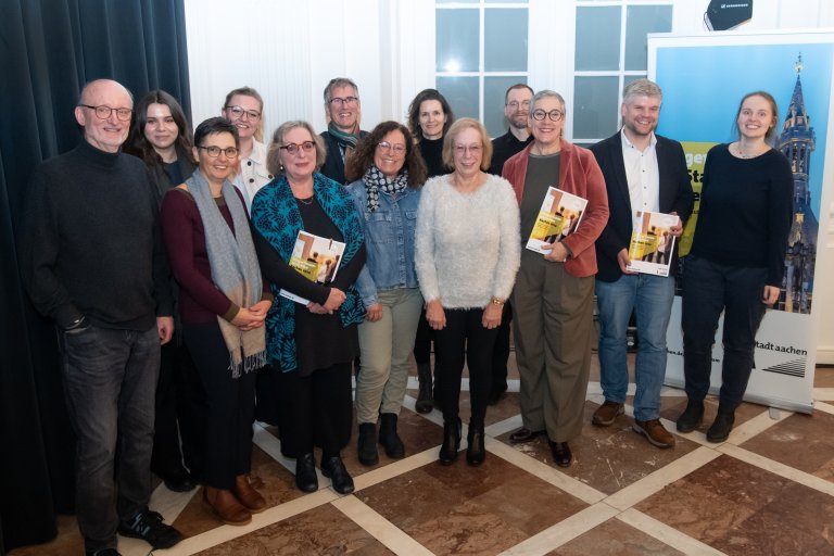 Oberbürgermeisterin Sibylle Keupen (3.v.r.) und Heinrich Brötz (6.v.l.), Dezernent für Bildung, Jugend und Kultur, freuen sich gemeinsam mit dem Vorsitzenden des Bürgerforum Matthias Dopatka (2.v.r.) und der Vorsitzenden des Kinder- und Jugendausschuss, Hilde Scheidt (5.v.l.), sowie den Teilnehmer*innen des Bürger*innenrats 2024 über das gelungene Bürger*innengutachten.