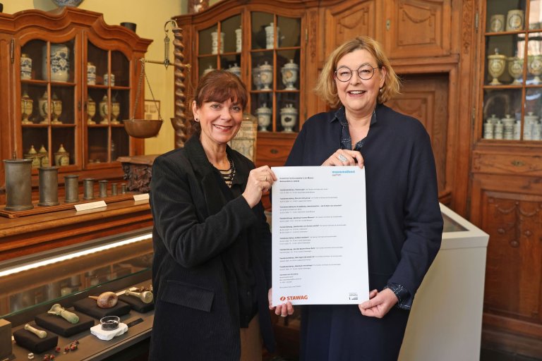 (v.l.n.r.) Kirsten Haacke von der Unternehmenskommunikation der STAWAG und Pia vom Dorp, Leiterin des städtischen Museumsdienstes, präsentieren die kostenfreien Familienangebote in den Weihnachtsferien.