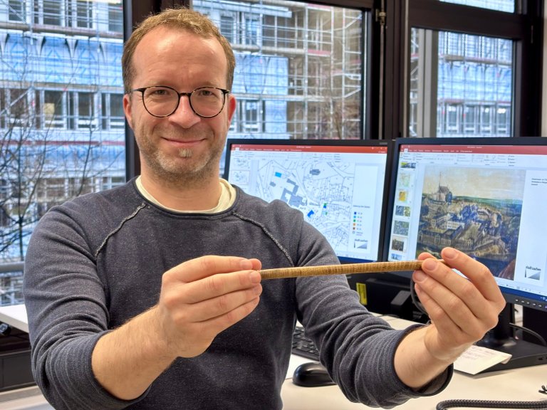 Die Holzprobe verrät das Alter: Dank Bohrkernen aus den alten Dachstühlen kann Dr. Andreas Priesters von der Denkmalbehörde der Stadt Aachen das Alter der Gebäude bestimmen.