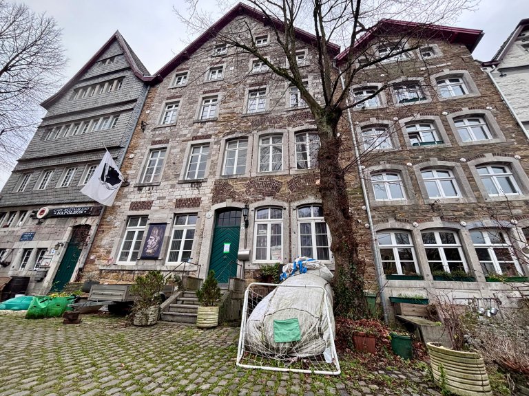 Die Plätze 2, 3 und 4: Viele der ältesten Wohnhäuser Aachens stehen in Kornelimünster. Unter den Top 5 befinden sich auch die Gebäude 2) Korneliusmarkt 52, Korneliusmarkt 54 (1476) sowie das Eckhaus Korneliusmarkt 56 / Benediktusplatz 2 (1480).