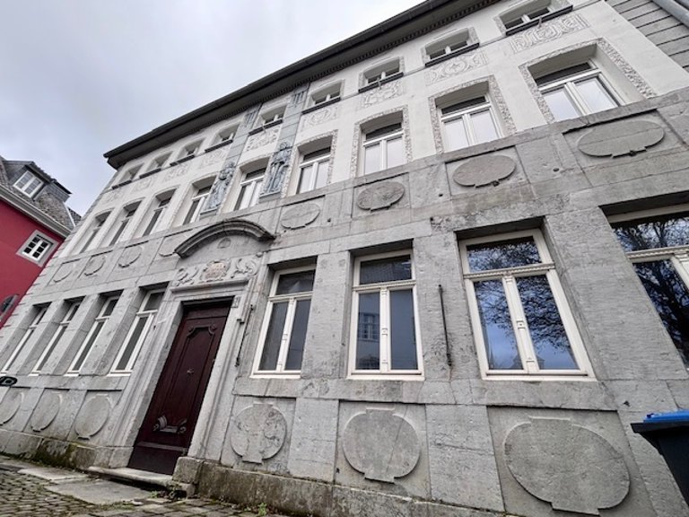 Aus zwei Gebäuden zusammengewachsen: Der rechte Hausteil mit Dachstuhl stammt im Kern aus den Jahren 1490/91, der linke Teil an der Ecke zur Korneliusstraße wurde um 1630 angebaut. Damit landet das Gebäude Benediktusplatz 24 auf Platz 5.