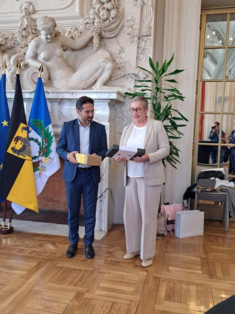 Partnerschaftliches Willkommen: Bei einem Empfang im Rathaus von Reims tauschten Bürgermeister Arnaud Robinet und Oberbürgermeisterin Sibylle Keupen Gastgeschenke aus.