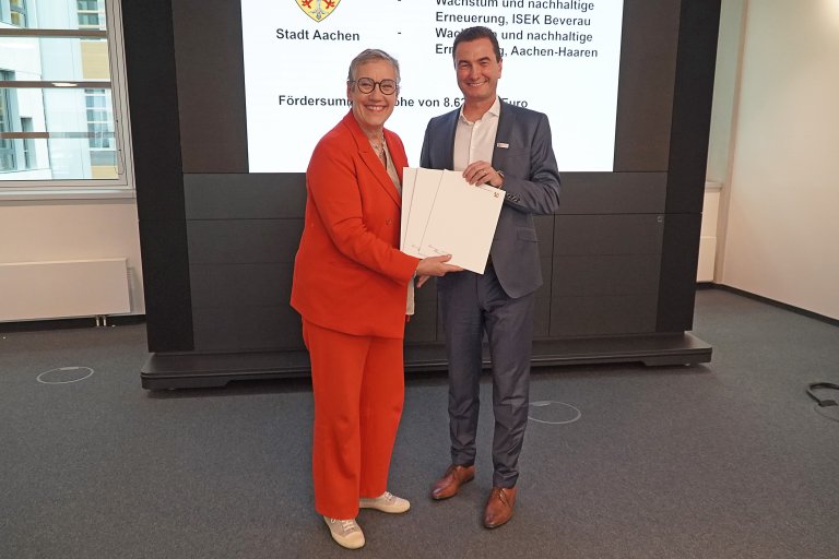 Freude über 8,6 Millionen Euro Städtebaufördermittel für Aachen: Aachens Oberbürgermeisterin Sibylle Keupen und der Kölner Regierungspräsident Dr. Thomas Wilk.