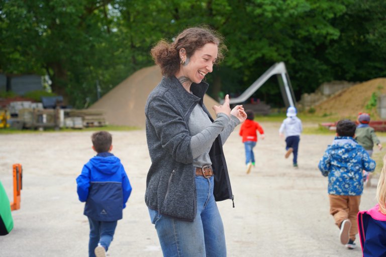 Erzieherin begleitet Kinder auf den Hof der Stadtgärtnerei