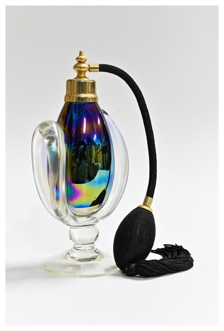 Parfümflakon aus irisierendem Glas mit Ballpumpe, o. J.