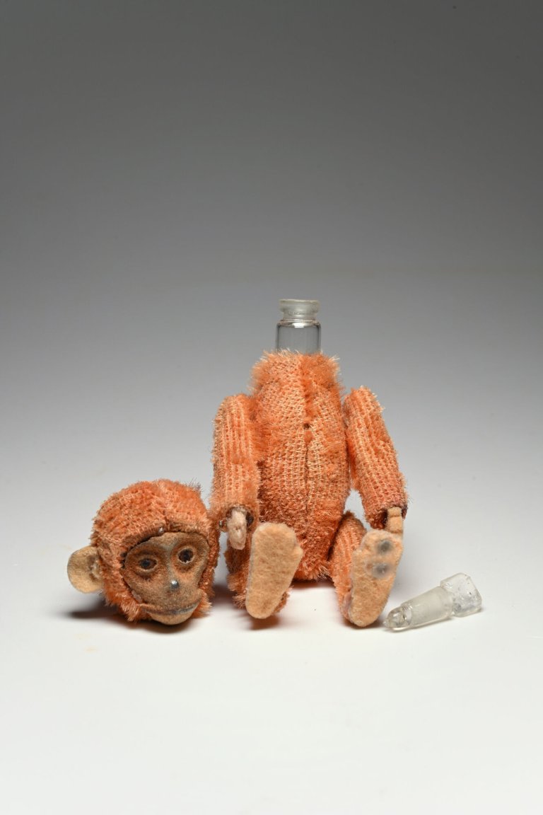 Affe mit abnehmbarem Kopf aus Plüsch mit Parfümflasche im Inneren, Firma Schuco, 1920er Jahre