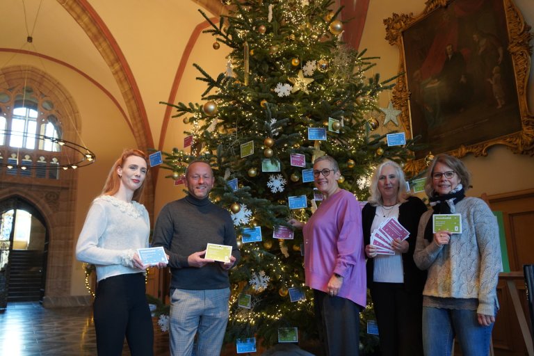 Sie freuen sich, dass ab heute wieder viele Kinderwünsche erfüllt werden können: (v.l.) Leonie Wings und Burkhard Büttgen, Zentrum für soziale Arbeit Burtscheid, Oberbürgermeisterin Sibylle Keupen, Marion Kretzschmar, Evangelische Kinder- und Jugendhilfe Aachen Brand und Katja Illiges, Maria im Tann – Zentrum für Kinder-, Jugend- und Familienhilfe.