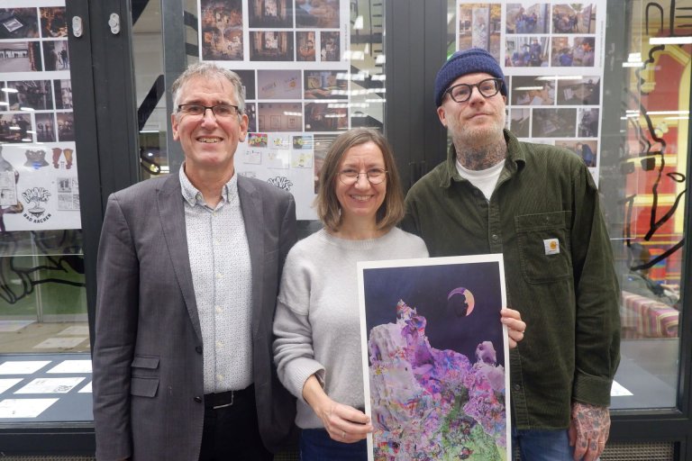(v.l.n.r.) Heinrich Brötz, Beigeordneter für Bildung, Jugend und Kultur der Stadt Aachen, die Leiterin der Stadtbibliothek Doris Reinwald sowie der Künstler Tim Berresheim eröffneten jetzt in der Stadtbibliothek die im Rahmen des Kunstprojekts „Aus alter Wurzel neue Kraft“ neu gestaltete Vitrine.