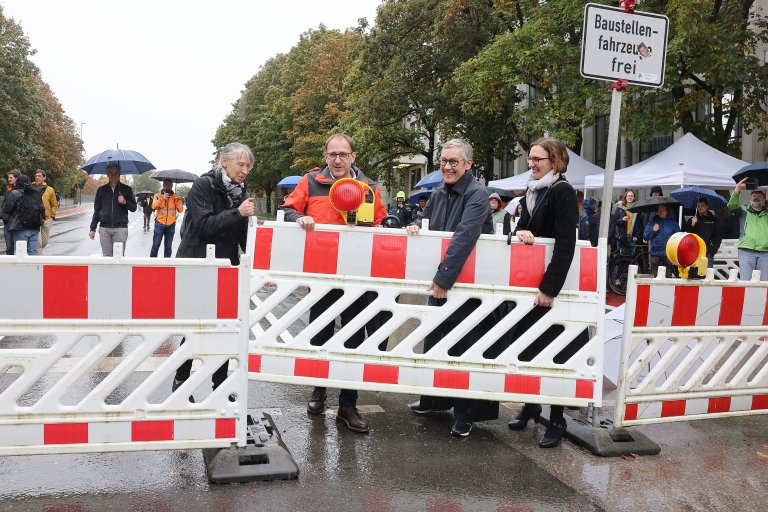 Gemeinsames Projekt, gemeinsame Eröffnung: Gisela Weiß, Geschäftsbereichsleiterin Straßenunterhaltung und Brückenbau des Aachener Stadtbetriebs, Heiko Thomas, Beigeordneter für Klima und Umwelt, Stadtbetrieb und Gebäude der Stadt Aachen, Oberbürgermeisterin Sibylle Keupen und Indra Balsam, Betriebsleiterin des Aachener Stadtbetriebs, tragen die letzten Absperrgitter aus der Turmstraße.