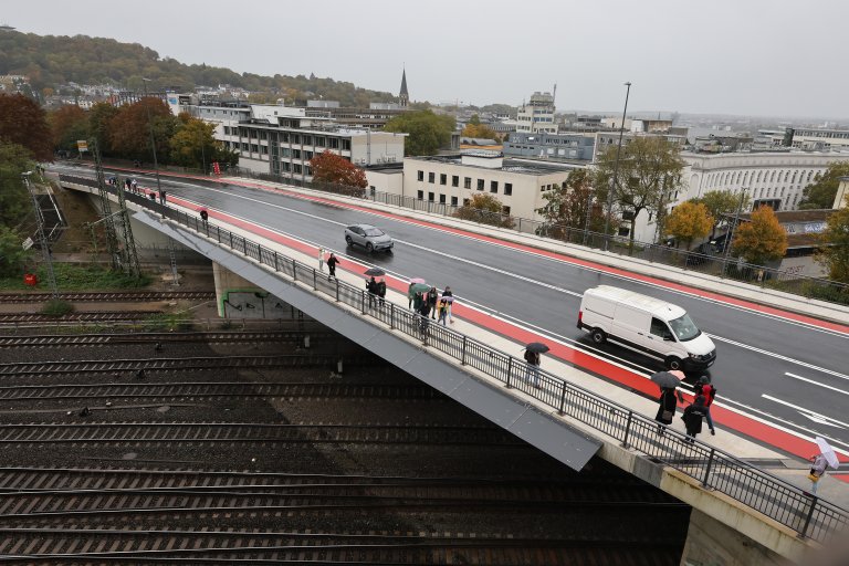 Brücke Turmstraße, welche über Gleise führt ist wieder eröffnet. Mit Fußgängern und PKWs