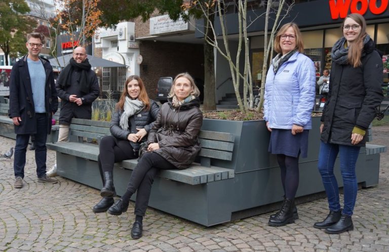 Erfreuen sich an den neuen Aufenthaltsmöglichkeiten: die Taskforce Innenstadtmorgen mit Kai Hennes, Jonas Rohlfing, Clara Laub, Silvia Beretta, Silke Ulrich und Jalina Maaßen