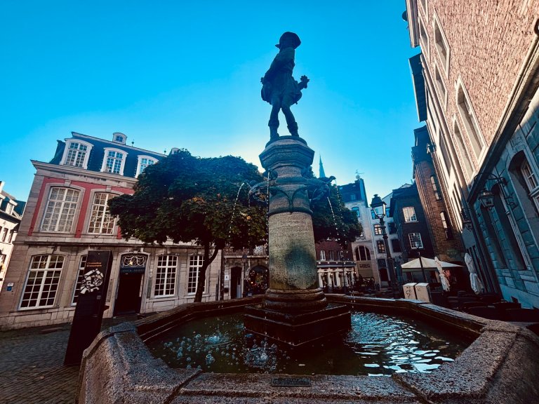 Beliebtes Fotomotiv: Der Hühnerdieb-Brunnen vor dem Couven-Museum. Aachens Brunnenanlagen werden in den kommenden Wochen in den Winterschlaf geschickt.