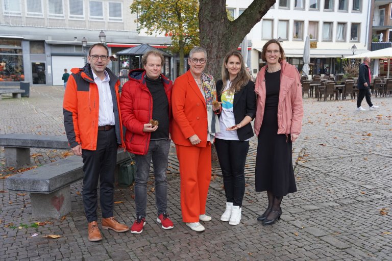 Beigeordneter für Klima und Umwelt, Stadtbetrieb und Gebäude Heiko Thomas, Teamleiter Baumkontrolle beim Stadtbetrieb Maurice Vonhoegen, Oberbürgermeisterin Sibylle Keupen, Projektleiterin Eine Welt Forum Aachen e. V. Madeleine Genzsch und Leiterin des Stadtbetriebs Indra Balsam (v. l.) freuen sich auf die entstehende Liebesbaumallee.
