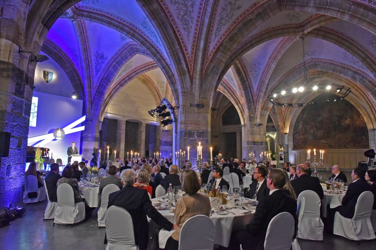 Stimmungsvolles Ambiente beim 21. Krönungsmahl im Krönungssaal des Aachener Rathauses.