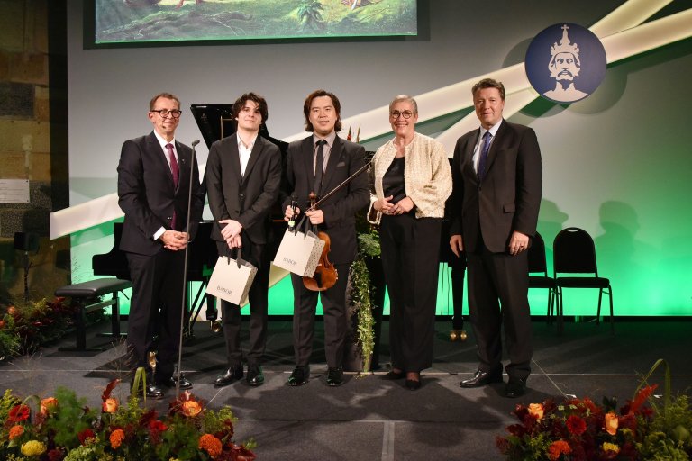 (v.l.n.r.) Professor Harald Müller, stellvertretender Vorsitzender des Rathausvereins, die Musiker Elias David Moncado und Simon Haje, Oberbürgermeisterin Sibylle Keupen sowie Festredner Dr. Géza Andreas von Geyr, Leiter der ständigen Vertretung bei der NATO und Ständiger Vertreter Deutschlands im Nordatlantikrat.