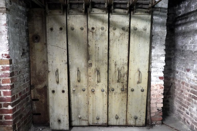Zugang nur im Rahmen einer Führung: die ehemalige Handtuchtrockenanlage im Keller der Elisabethhalle. Die ehemalige Handtuchtrockenanlage im Keller der Elisabethhalle.