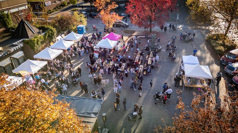 An den Ständen herrschte reges Treiben. Die Besuchenden genossen die Herbstsonne und die vielfältigen Angebote des Fests.