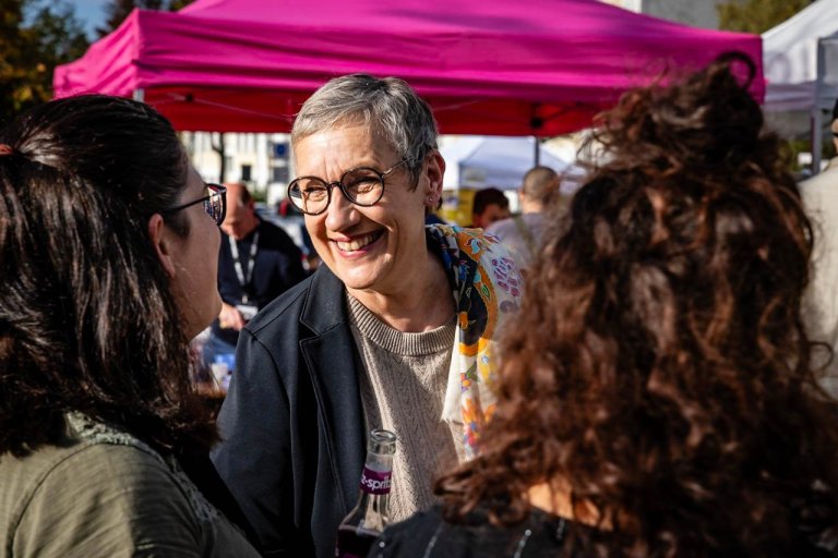 Oberbürgermeisterin Sibylle Keupen nutzte das Straßenfest ebenso wie die Einwohner*innen als Begegnungsort – hier konnte man ins Gespräch kommen und Kontakte knüpfen.