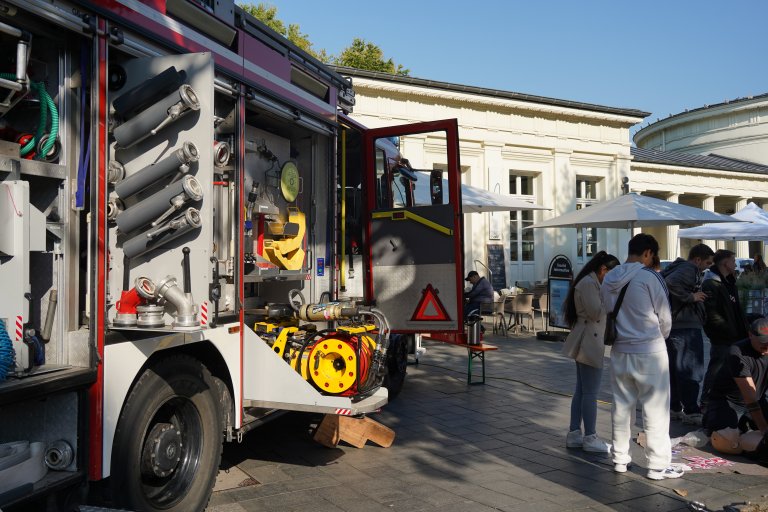Feuerwehrauto steht zur Schau am Elisenbrunnen
