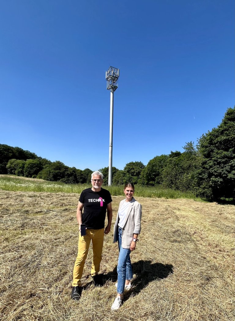 Am neuen Standort in Kornelimünster: Frank Weinbrenner, kommunaler Ansprechpartner der Telekom, und die Mobilfunkkoordinatorin der Stadt Aachen Lisa Ebach freuen sich über die gute Zusammenarbeit.