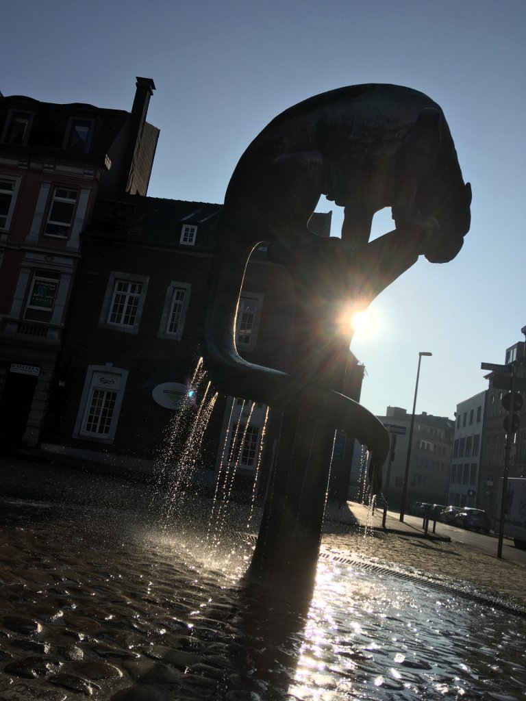 Bahkauv-Brunnen im Sonnenlicht