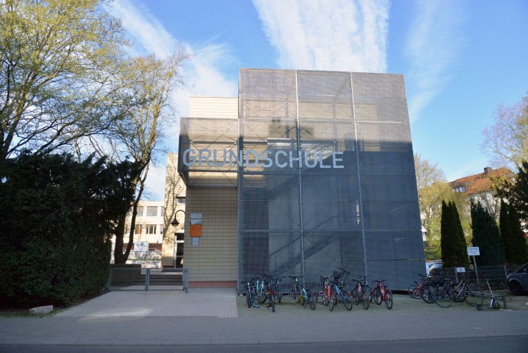 Das neue „Gesicht“ der Schule zur Malmedyer Straße.