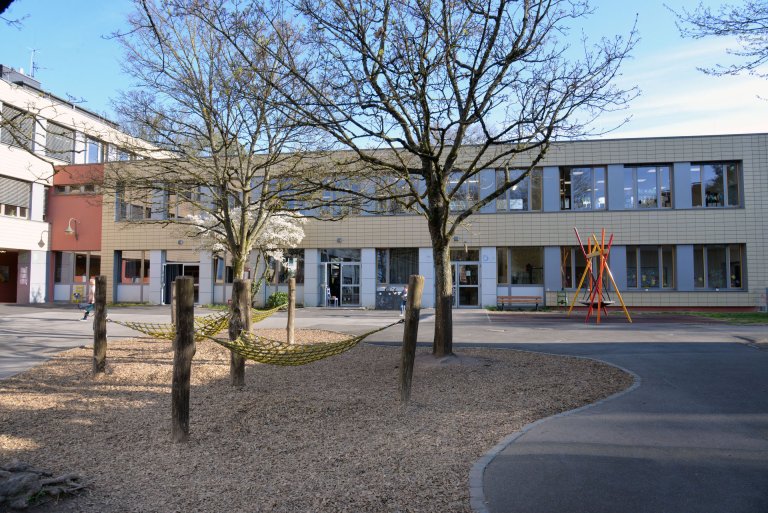 Der neue Schulhof mit altersgerechten Spielmöglichkeiten