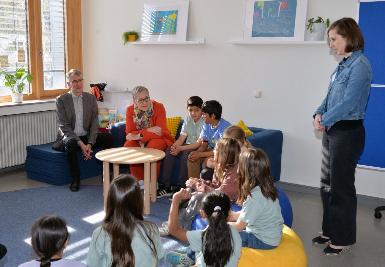 Der beliebte Ruheraum: Schuldezernent Heinrich Brötz, Oberbürgermeisterin Sibylle Keupen und Schulleiterin Andrea Buhr (v.l.) lassen sich von den Kindern erklären, was in dem tollen Raum alles möglich ist.
