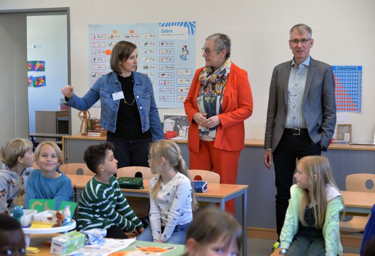 Hell und großzügig: Schulleiterin Andrea Buhr, Oberbürgermeisterin Sibylle Keupen und Schuldezernent Heinrich Brötz (v.l.) besichtigen einen der neuen Klassenräume.
