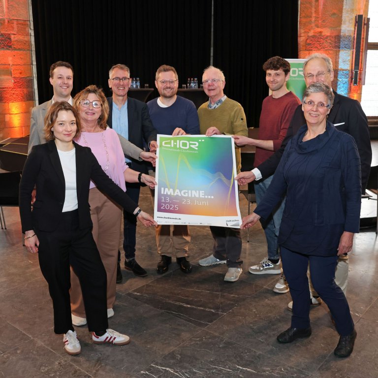 Stadt Aachen 2025 Das Kernteam rund um Heinrich Brötz, städtischer Beigeordneter für Bildung, Jugend und Kultur der Stadt Aachen (4.v.l.), und Festivalleiter Maximilian Stössel (5.v.l.) freut sich, dass die 8. Internationale Chorbiennale Aachen im Juni wieder die ganze Stadt zum Klingen bringen wird.