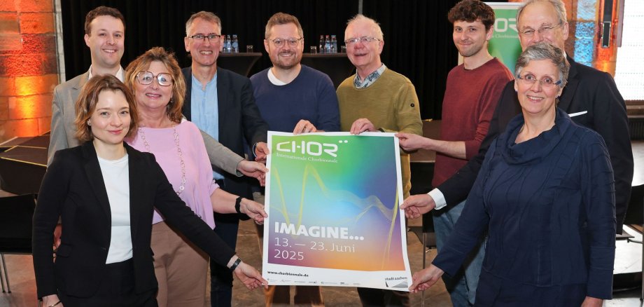 Das Kernteam rund um Heinrich Brötz, städtischer Beigeordneter für Bildung, Jugend und Kultur der Stadt Aachen (4.v.l.), und Festivalleiter Maximilian Stössel (5.v.l.) freut sich, dass die 8. Internationale Chorbiennale Aachen im Juni wieder die ganze Stadt zum Klingen bringen wird.