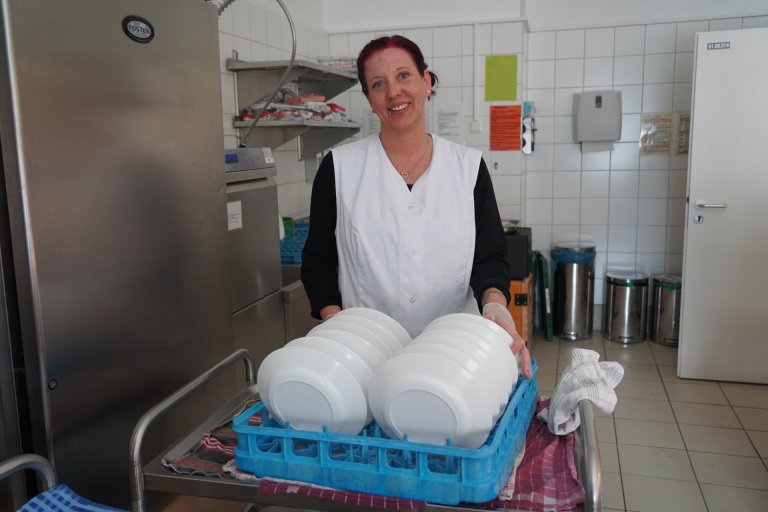 Dank Jenny und ihren Kolleginnen bekommen etwa 220 Kinder an der OGS am Lousberg ein warmes Mittagessen. 