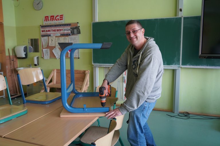 Halit Deniz Eyidogan in seinem Element: Die Arbeit als Schulhausmeister erfüllt ihn mit Freude.