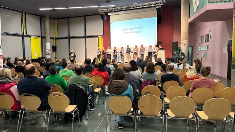 Über 70 Elternbeiräte der Kindertagesstätten in der Stadt Aachen trafen sich in der Maria Montessori Gesamtschule, um über die Personalsituation in den Kindertagesstätten zu diskutieren.